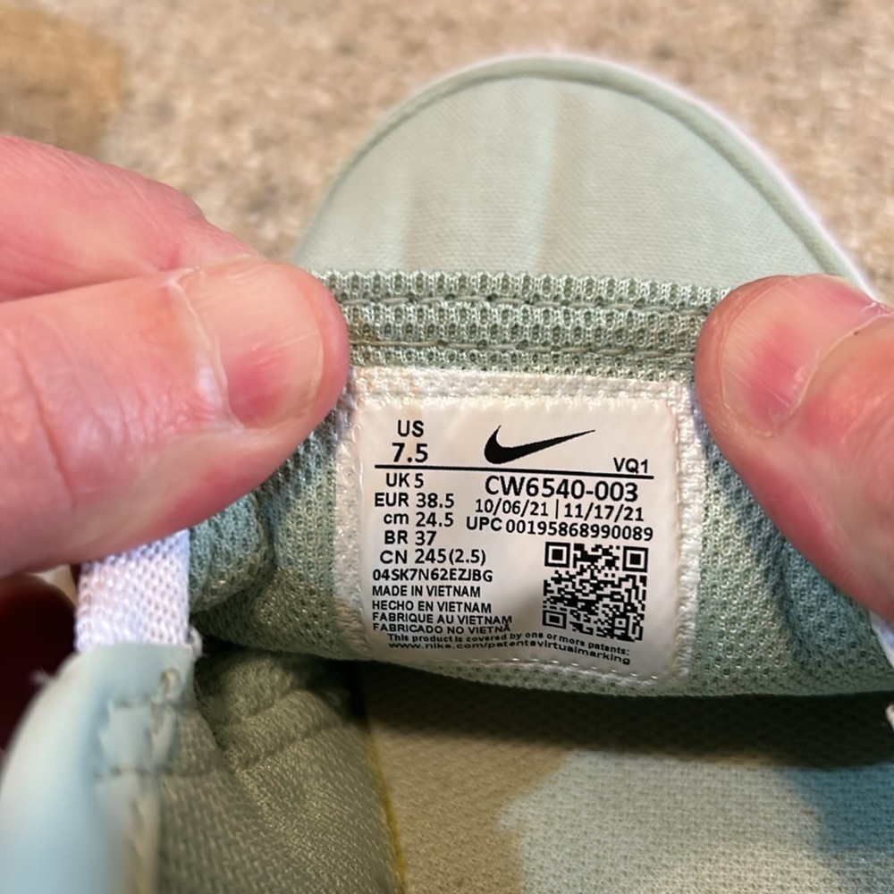 NWOB Nike slip on sneakers Size 7.5M. - Picture 2 of 9
